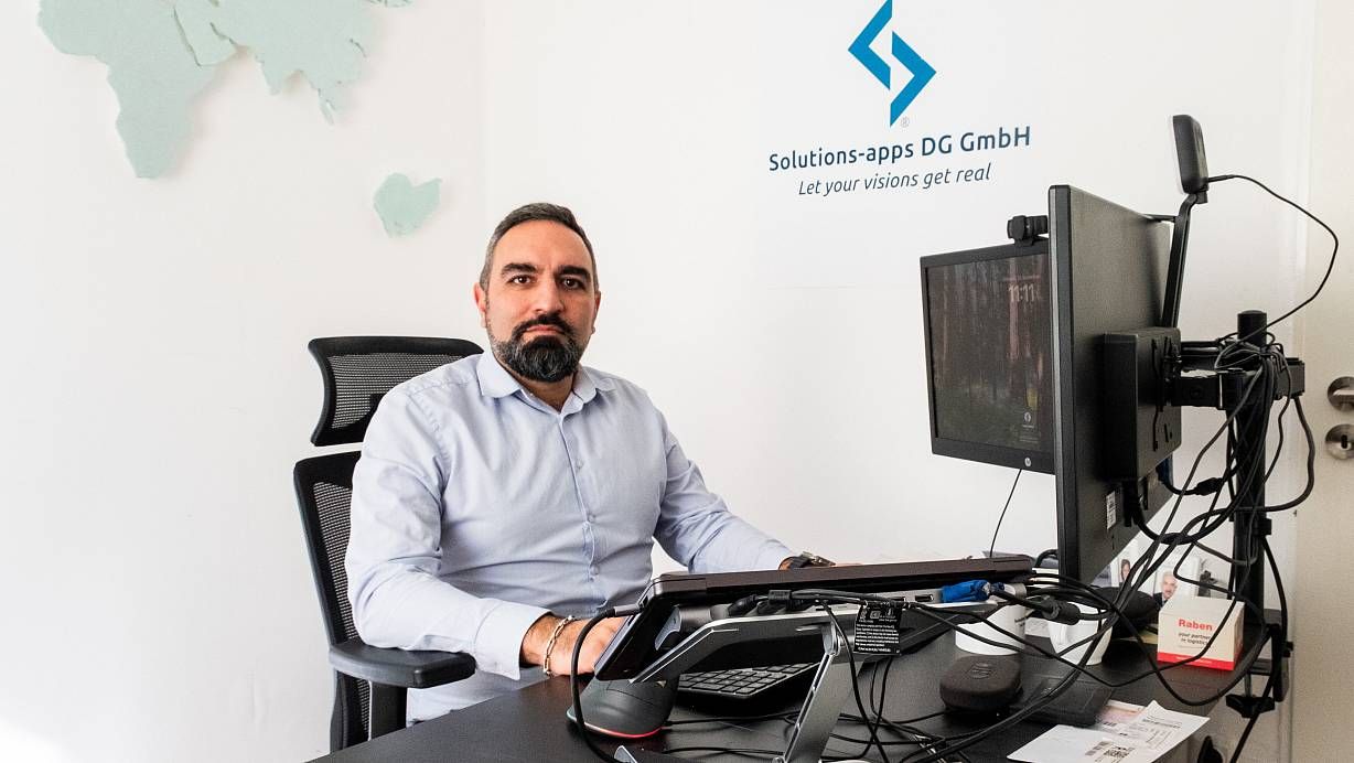 Hamed Rahimi Darehchi, founder of Solutions-Apps, in the office in Bielefeld